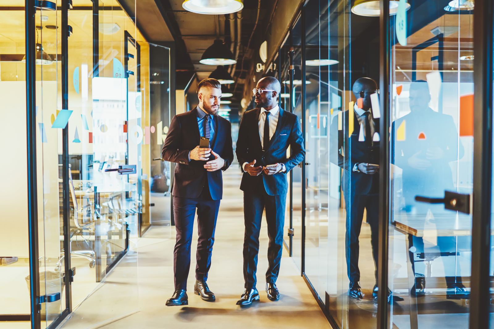 Collègues échangeant dans un espace de bureaux